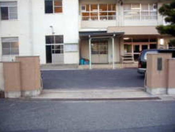 中学校　緑丘中学校（中学校）まで2040m