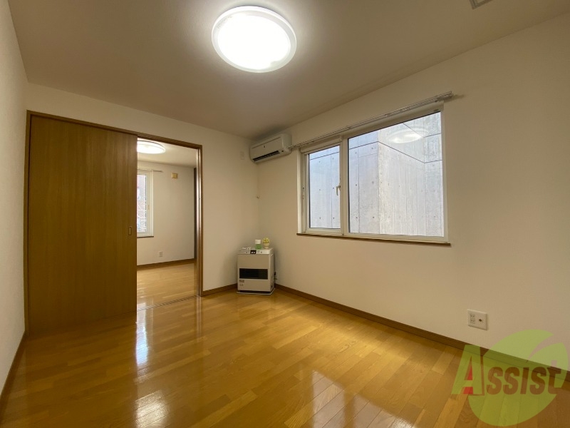 居室・リビング　木目のフローリングは落ち着きのある印象のお部屋になりますね。
