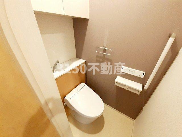 トイレ　落ち着いた色調のトイレです