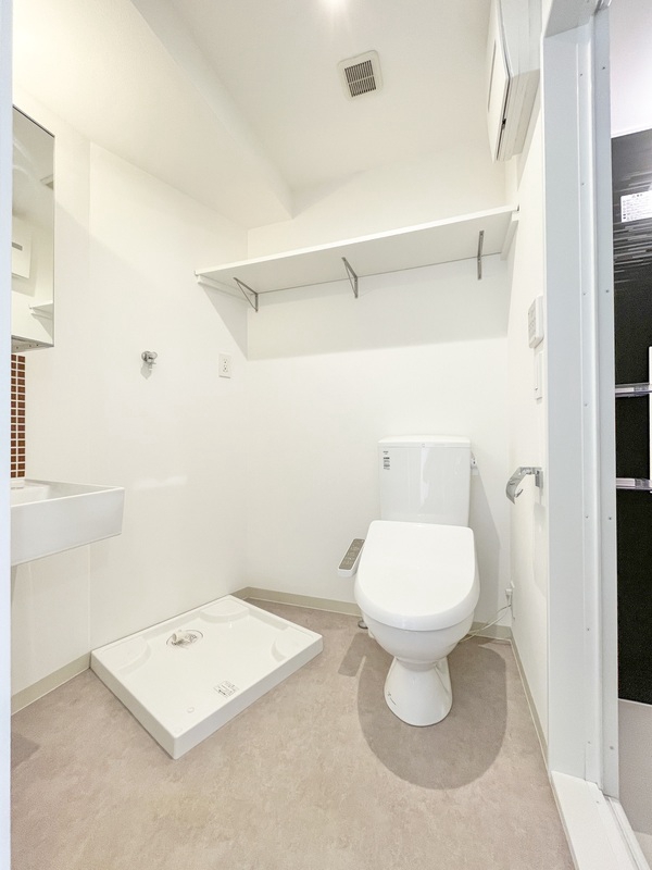 トイレ　トイレの上には物置き棚付き
