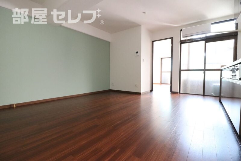 居室・リビング　６０２号室の写真を参照