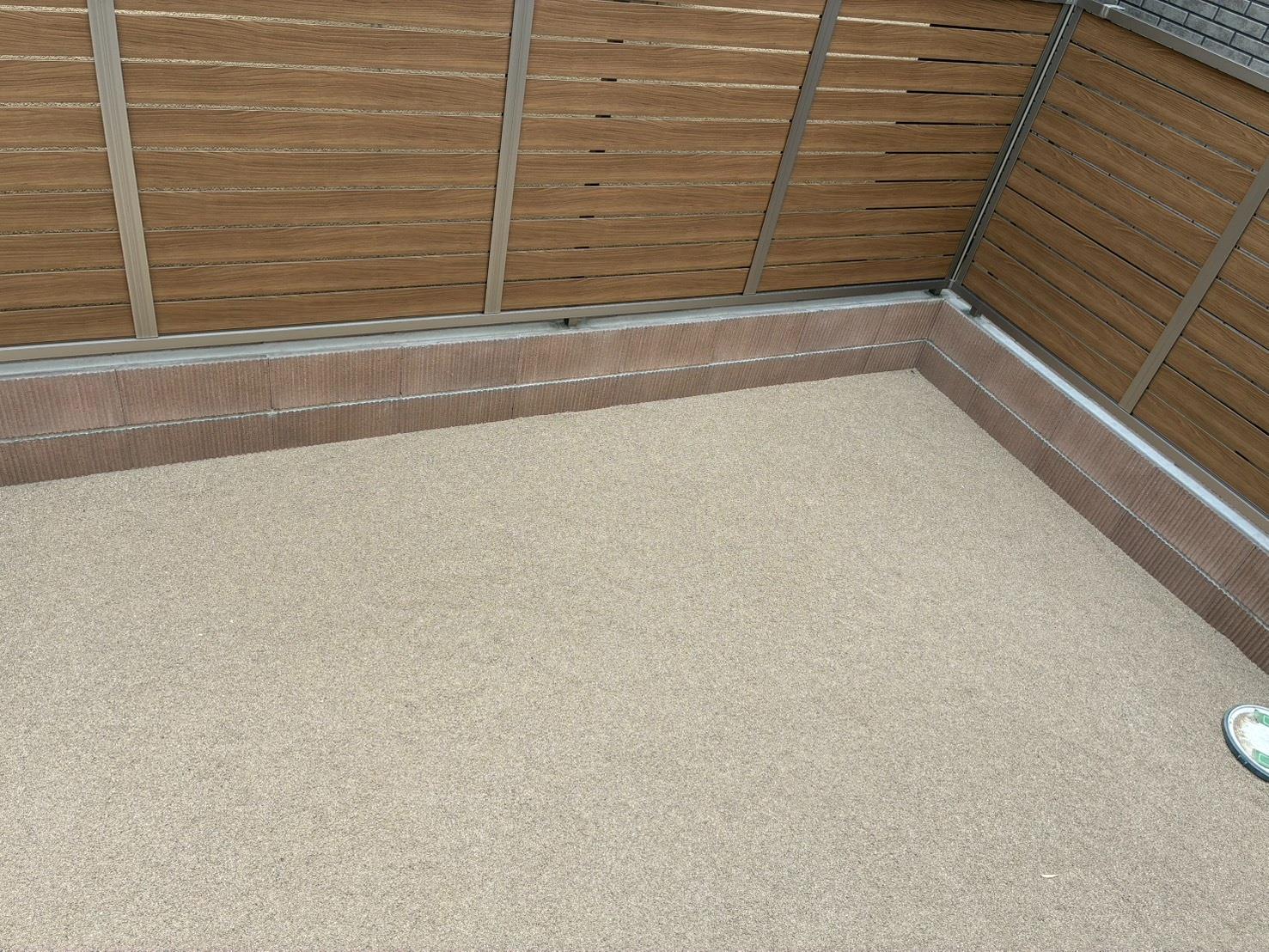 庭　人工芝仕上げになります