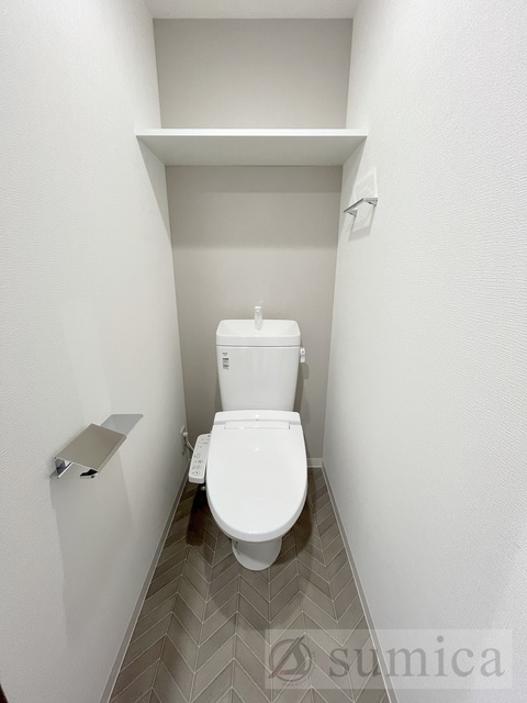 トイレ　人気アイテムの温水洗浄便座。清潔感のあるトイレです。