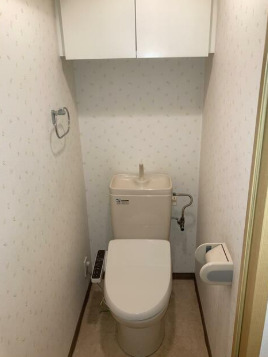 トイレ　落ち着いた色調のトイレです
