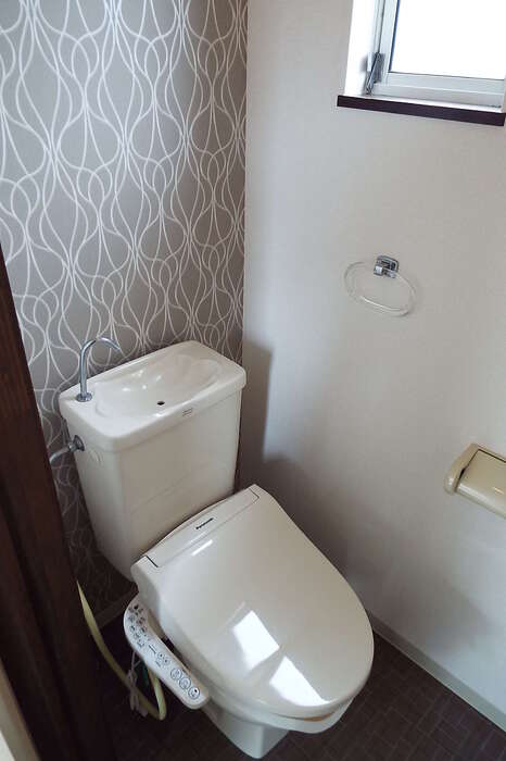 トイレ　落ち着いた色調のトイレです