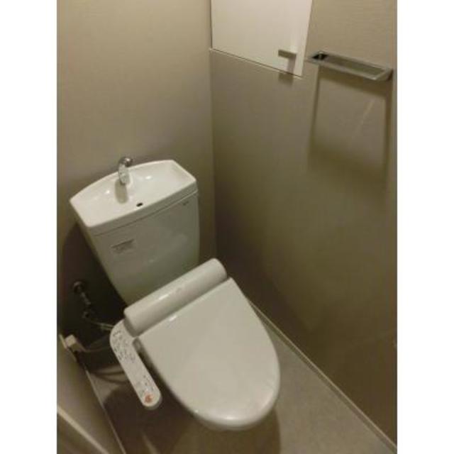 トイレ　※写真は同タイプ住戸です。