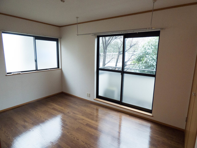 居室・リビング　最上階角部屋２面採光の明るい洋室です♪