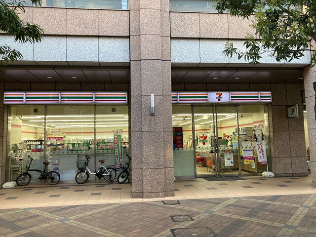 コンビニ　セブン-イレブン 港区三田１丁目店（コンビニ）まで154m