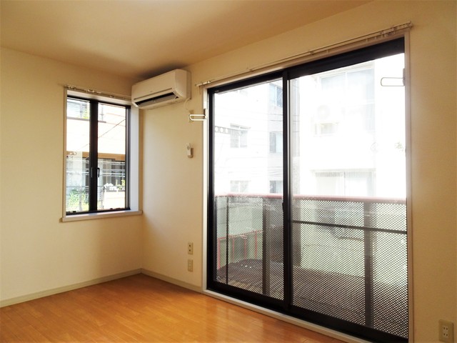 居室・リビング　２面採光なので、明るく風通しのよい過ごしやすいお部屋です♪