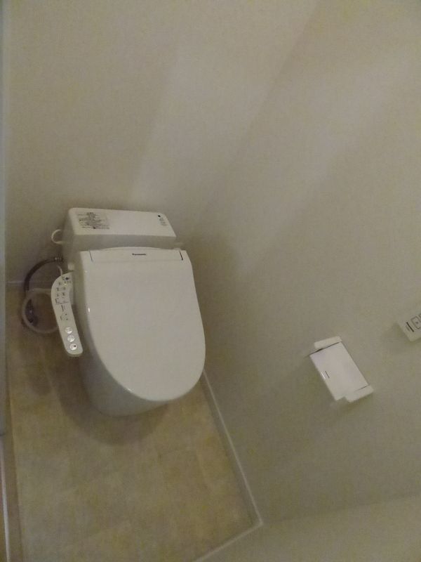 トイレ　落ち着いた色調のトイレです