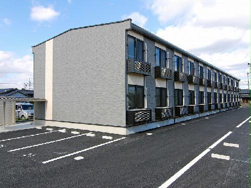 レオパレスＦｌａｔｓ　Ｅａｓｔの建物外観