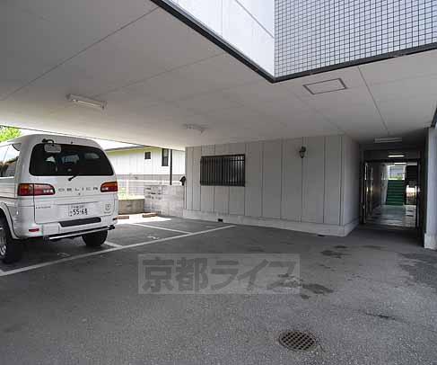 【京都市伏見区深草大亀谷岩山町のマンションの駐車場】