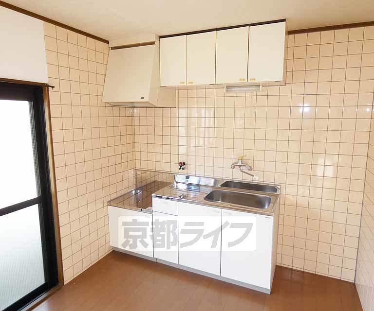 【京都市伏見区深草大亀谷岩山町のマンションのキッチン】