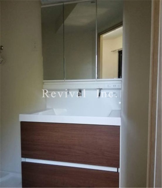 洗面設備　毎日の身だしなみチェックに必須ですね