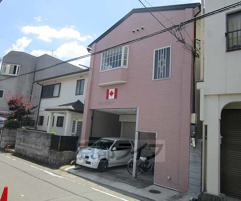京都市西京区下津林楠町のアパートの建物外観