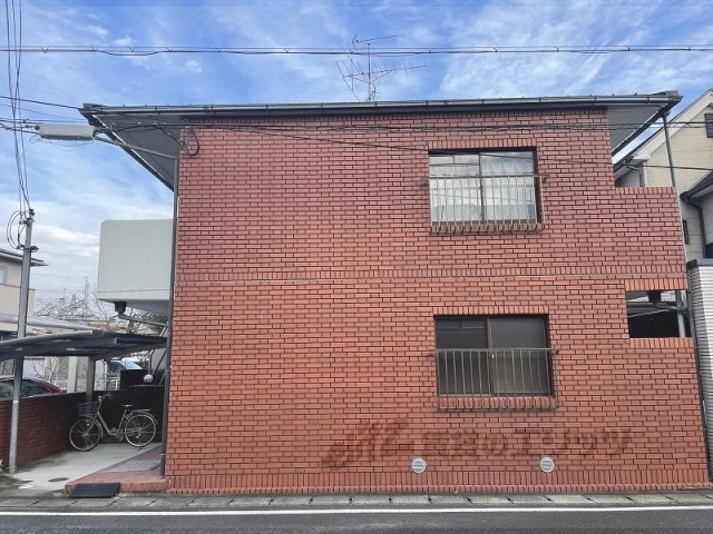 京都市西京区上桂宮ノ後町のマンションの建物外観