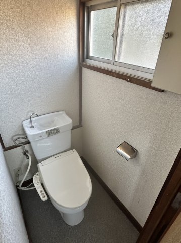 トイレ　温水洗浄便座付きのトイレです。