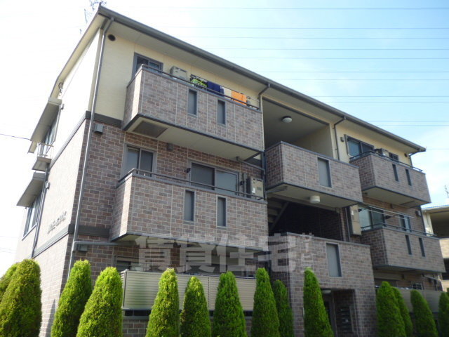 堺市北区長曽根町のアパートの建物外観
