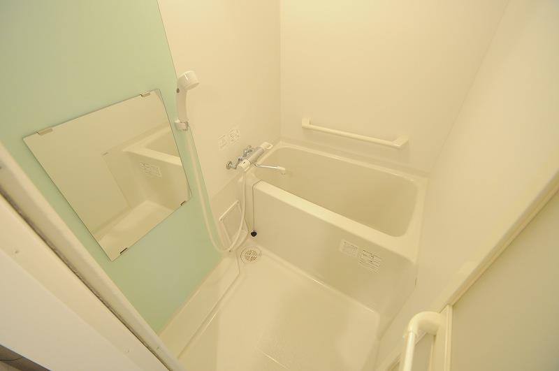 バス・シャワールーム　浴室乾燥機つきで雨の日の洗濯も安心！