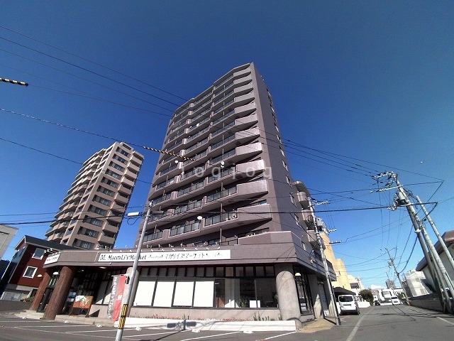 札幌市中央区南十八条西のマンションの建物外観