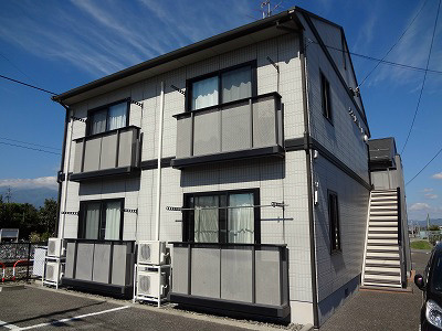 安曇野市豊科のアパートの建物外観