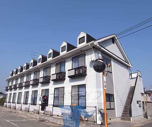 京都市伏見区日野不動講町のアパートの建物外観