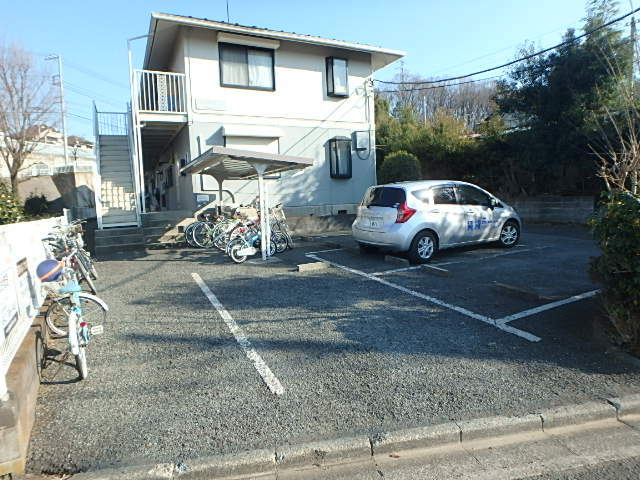 【多摩市落川のアパートの駐車場】