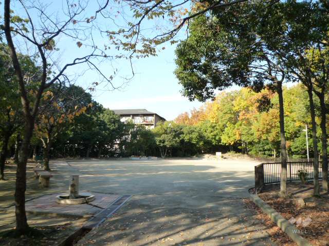 【吹田市青葉丘南のマンションの公園】