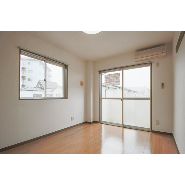 居室・リビング　同じ建物の別のお部屋