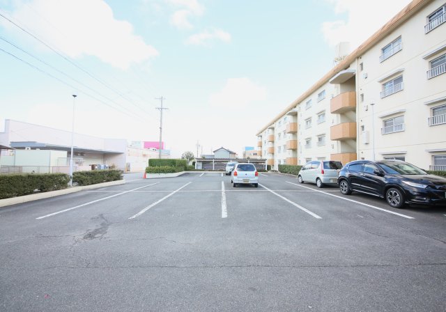 【シャトー清城の駐車場】