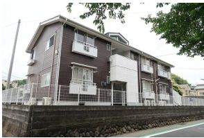 【小田原市城山のアパートのエントランス】