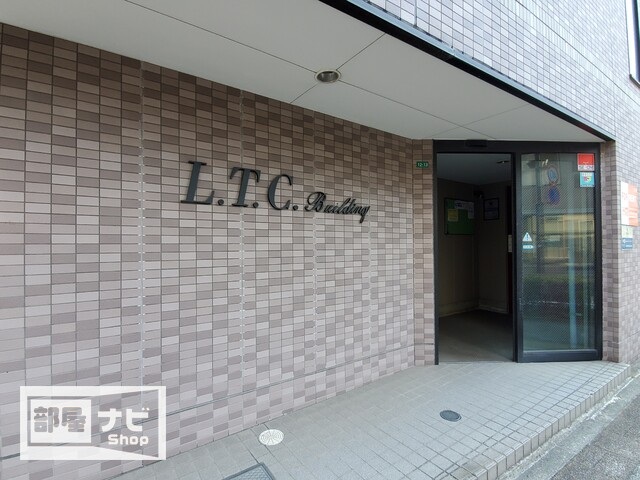 【Ｌ．Ｔ．Ｃビルのエントランス】