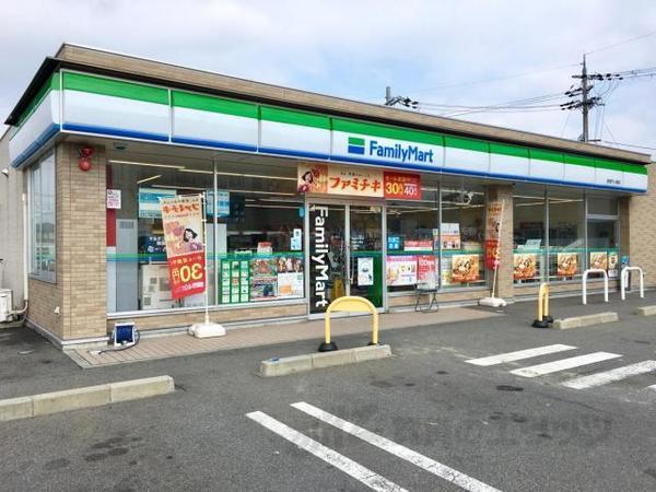 コンビニ　ファミリーマート彦根竹ヶ鼻店（コンビニ）まで300m