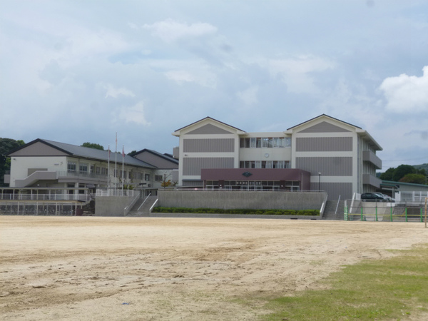 中学校　武雄市立武雄中学校（中学校）まで547m