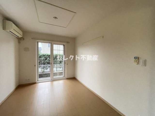 居室・リビング　【フォルトグランデ　II】明るい色調の室内です