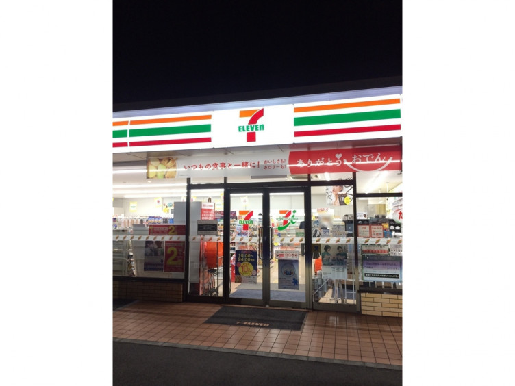 コンビニ　セブンイレブン（コンビニ）まで446m