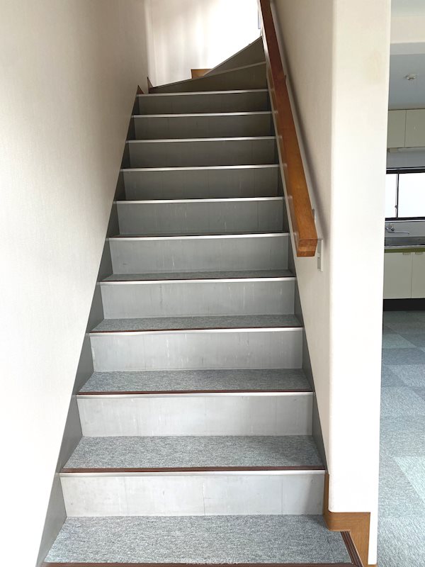 その他部屋・スペース　幅が広めの内階段です。