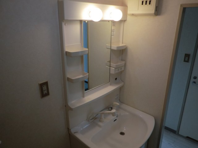 洗面設備　大きな鏡の洗面台です！