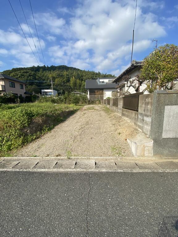 駐車場　隣地で植栽の手入れをされる際に一時利用される可能性があるため