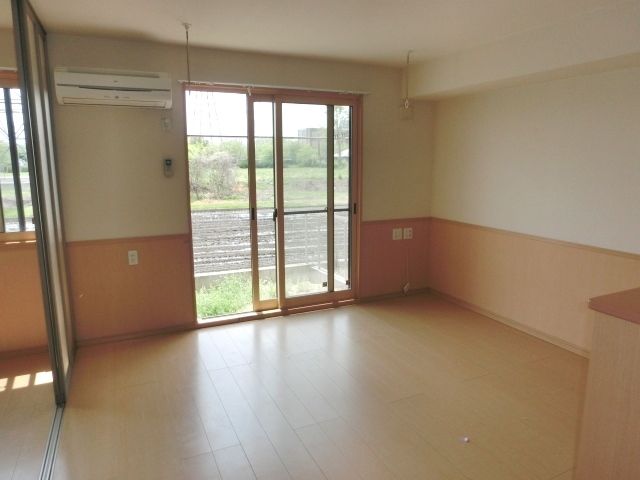 居室・リビング　アパート前面に建物が無く開放感のあるＬＤＫ。