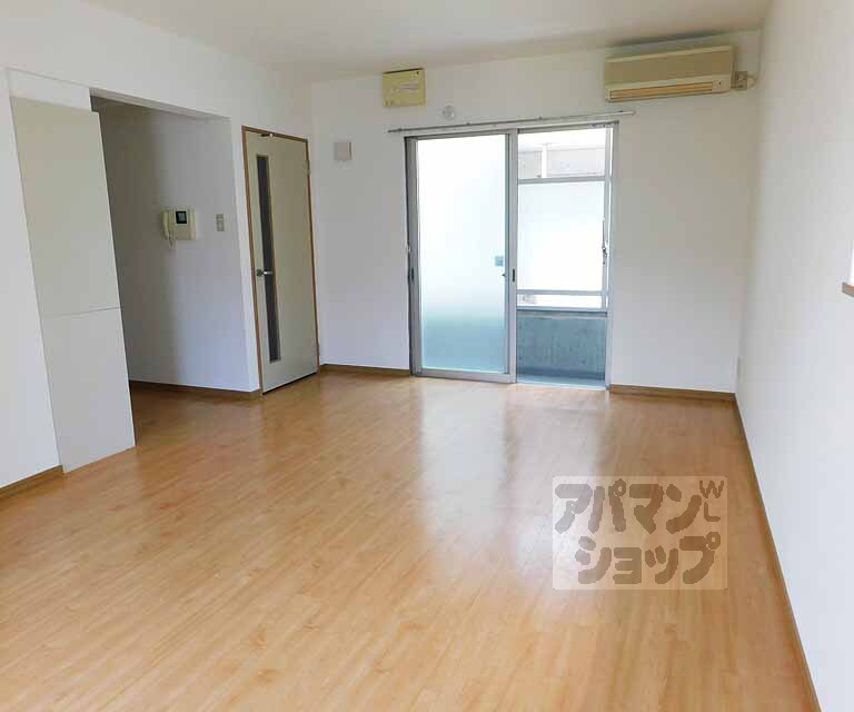 居室・リビング　広々とした洋室１３．５帖