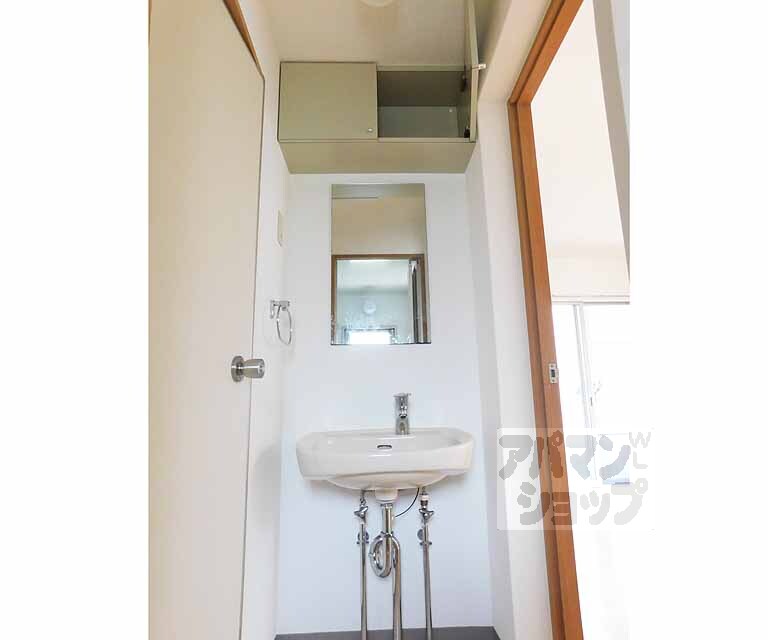 洗面設備　コチラにも収納スペースあります