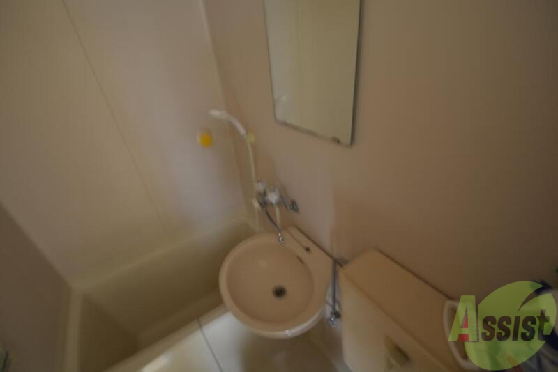 洗面設備　鏡付きの洗面台ですよ。