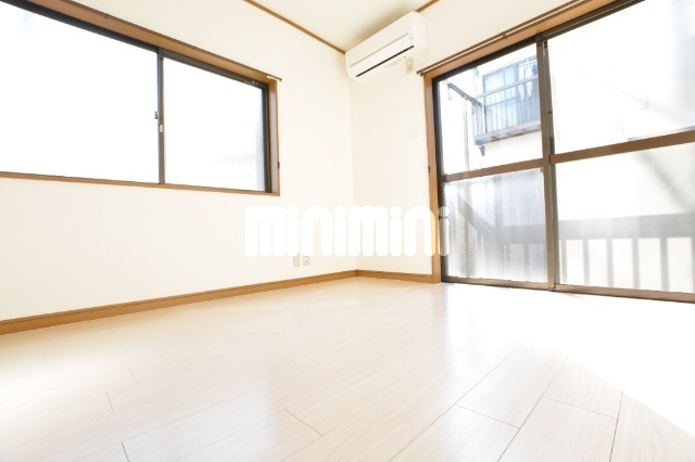 居室・リビング　２面採光で明るいお部屋です