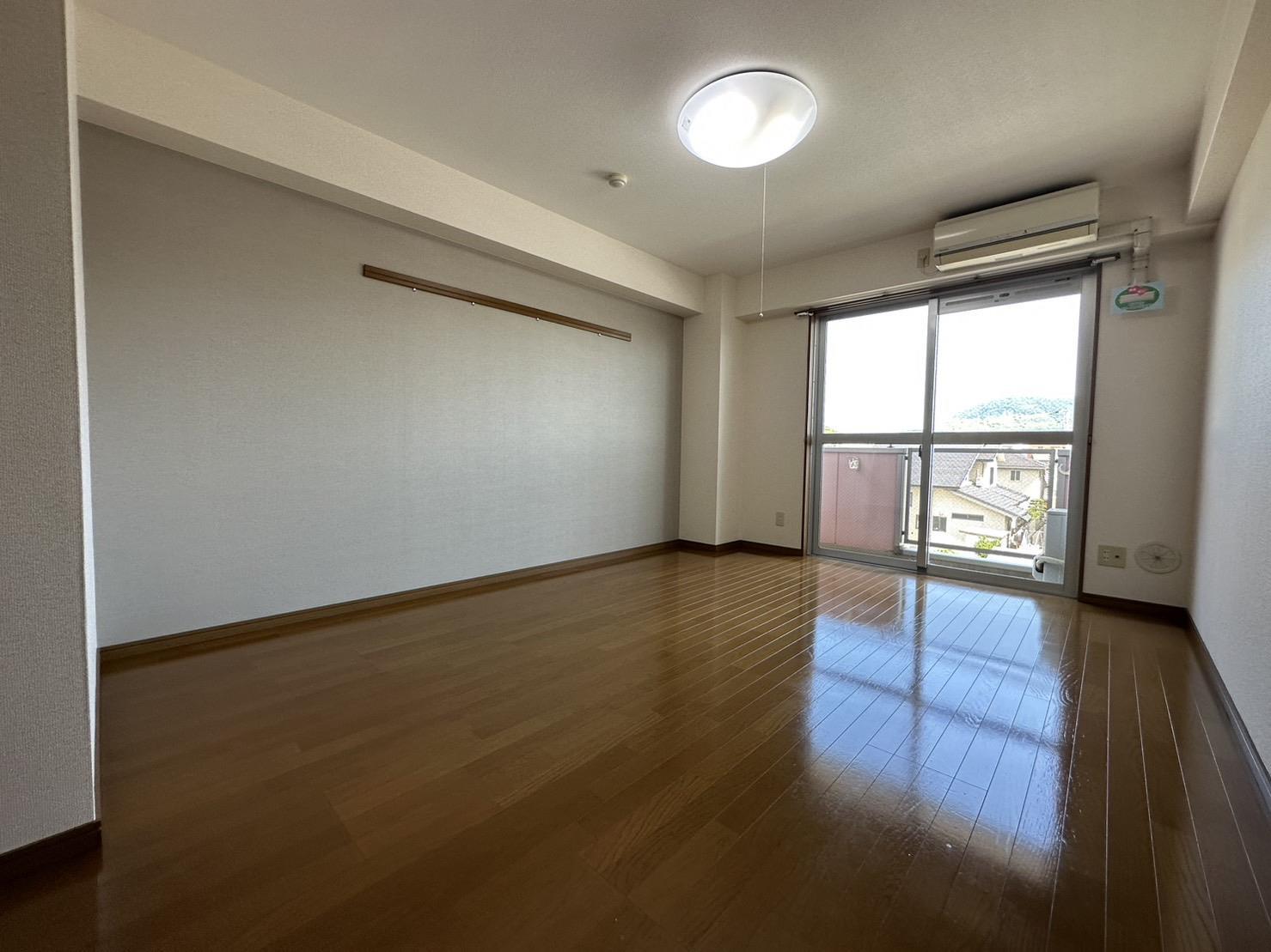 居室・リビング　エアコン・照明付の南向きのリビング10.1帖♪