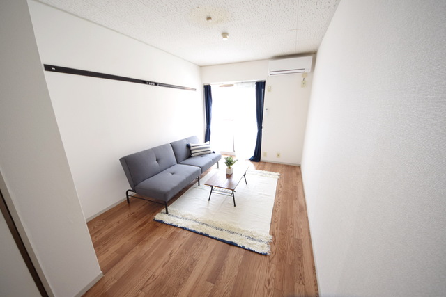 居室・リビング　参考写真～号室により内装が異なります～