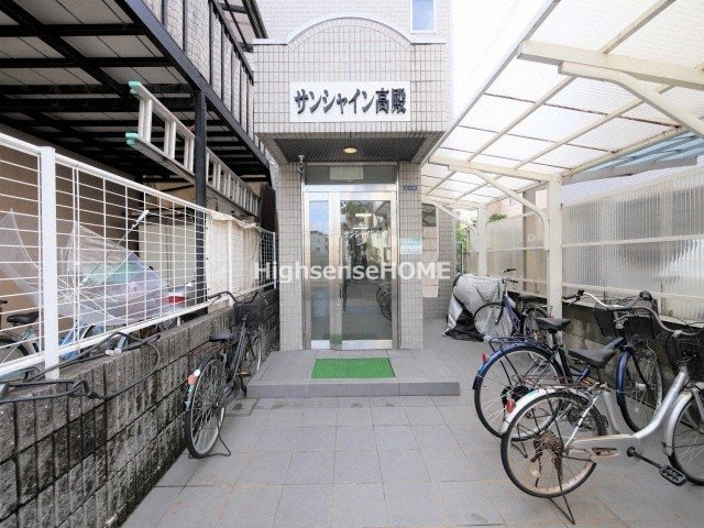 エントランス　落ち着いたエントランスです