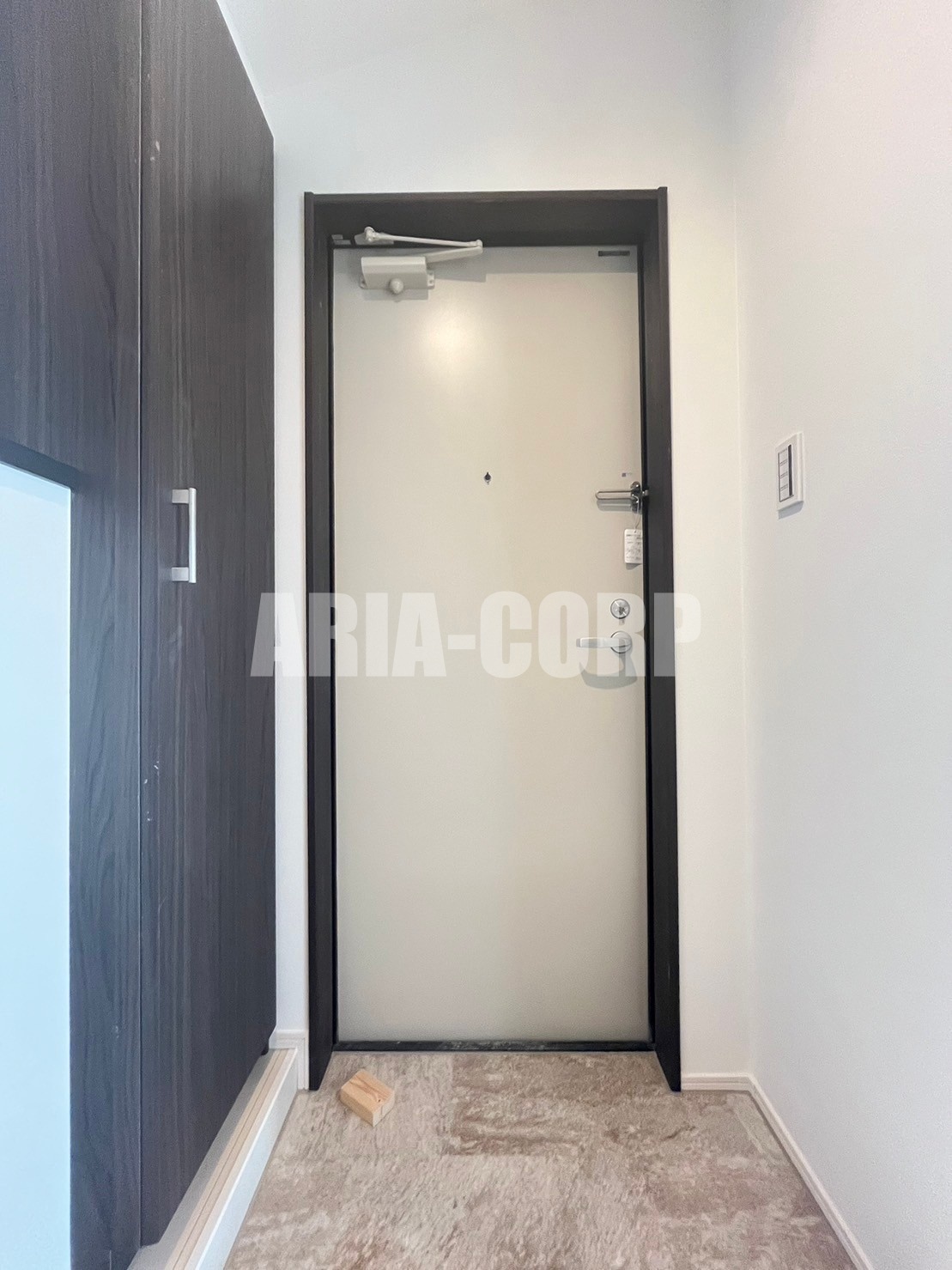 玄関　（同仕様）シューズボックスも完備しております！