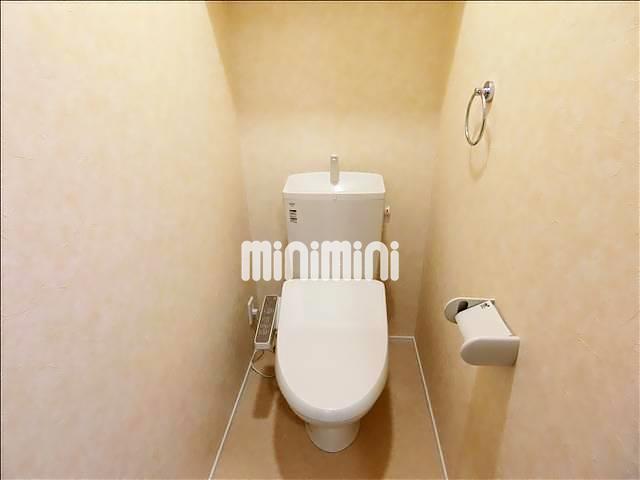 トイレ　温水洗浄便座付きのトイレです。