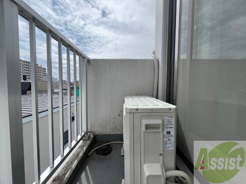 バルコニー　バルコニー。洗濯物がはかどりそうな広さがありますよ。